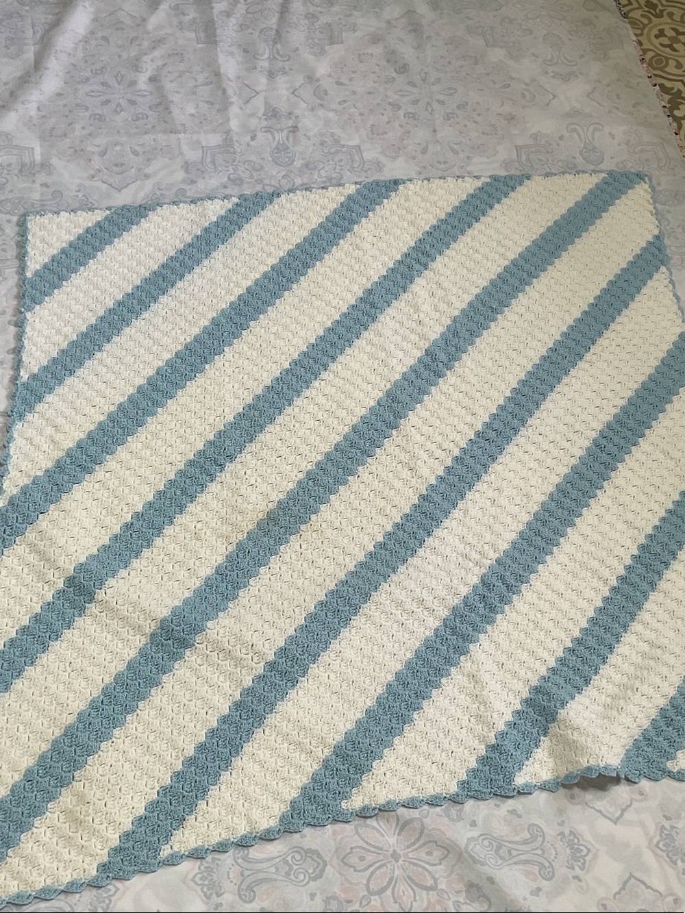 Baby blanket. Hand crocheted. Blue and white. - Picture 4 of 5